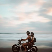 Meski sudah putus, Lauren mengaku masih berhubungan baik dengan mantannya. Diakui Lauren bahwa di awal hubungan mereka bisa langsung terkoneksi. Ia pun bangga dengan pencapaian keduanya sebagai influencer. Wanita 28 tahun itu juga memuji mantannya karena telah mendorongnya bekerja dan bermimpi lebih jauh juga terinspirasi dengan dedikasi pria tersebut dalam bekerja. Foto: Instagram @doyoutravel