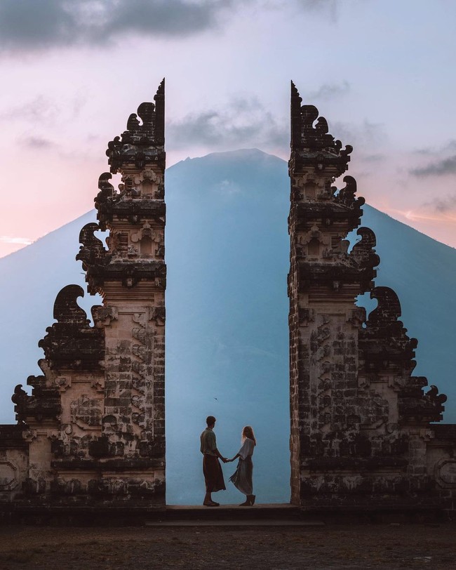 Kami mengingat lima tahun ke belakang yang penuh cinta, petualangan, dan kesenangan bersama yang membawa kami lebih dekat dan mengerti mengapa kami tidak bisa lagi jadi pasangan, kata selebgram yang mengaku akan tetap jadi teman dan pasangan bisnis dengan mantannya itu. Foto: Instagram @doyoutravel