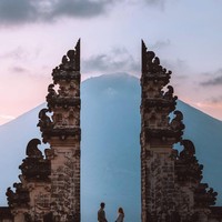 Kami mengingat lima tahun ke belakang yang penuh cinta, petualangan, dan kesenangan bersama yang membawa kami lebih dekat dan mengerti mengapa kami tidak bisa lagi jadi pasangan, kata selebgram yang mengaku akan tetap jadi teman dan pasangan bisnis dengan mantannya itu. Foto: Instagram @doyoutravel