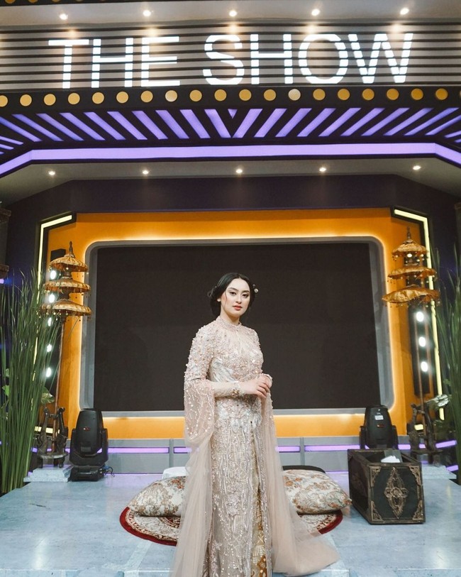 Kebaya identik dengan penampilan Memes Prameswari sebagai seorang pesinden. Tak cuma kebaya klasik, tapi juga kebaya modern yang membuat penampilannya terasa lebih kekinian. (Foto: Instagram/@memes_prameswari)