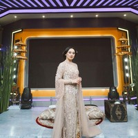 Kebaya identik dengan penampilan Memes Prameswari sebagai seorang pesinden. Tak cuma kebaya klasik, tapi juga kebaya modern yang membuat penampilannya terasa lebih kekinian. (Foto: Instagram/@memes_prameswari)