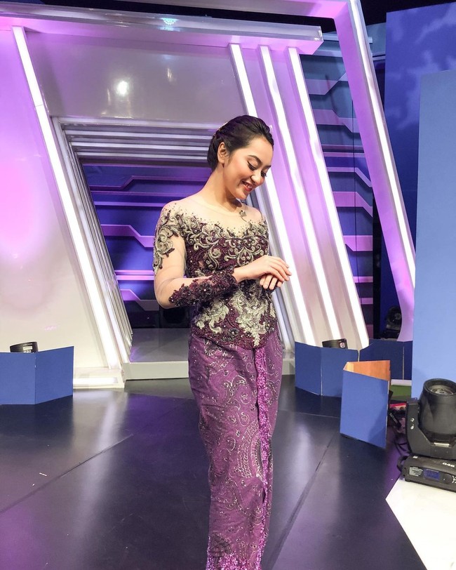 Memes Prameswari yang bergabung dengan Opera van Java sejak 2017 ini berpose dalam balutan kebaya ungu dengan brokat yang mendominasi pada atasan. Ayu banget! (Foto: Instagram/@memes_prameswari)