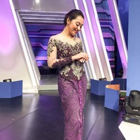 Memes Prameswari yang bergabung dengan Opera van Java sejak 2017 ini berpose dalam balutan kebaya ungu dengan brokat yang mendominasi pada atasan. Ayu banget! (Foto: Instagram/@memes_prameswari)