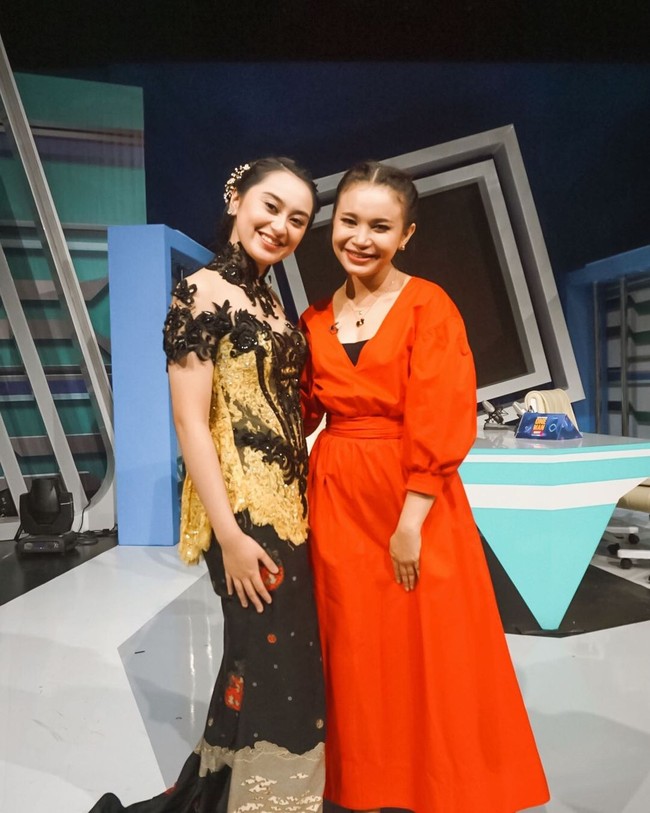 Foto bareng Rossa, perempuan 24 tahun ini elegan dengan kebaya kontemporer bernuansa hitam-emas. (Foto: Instagram/@memes_prameswari)