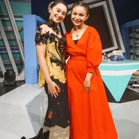 Foto bareng Rossa, perempuan 24 tahun ini elegan dengan kebaya kontemporer bernuansa hitam-emas. (Foto: Instagram/@memes_prameswari)