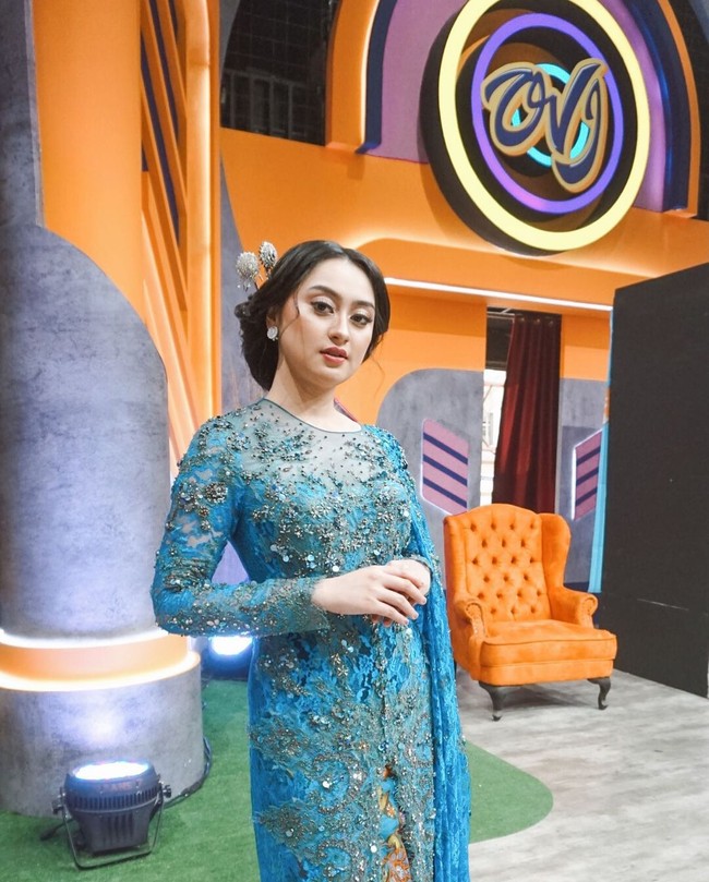 Memes Prameswari menebar pesona dengan kebaya biru. (Foto: Instagram/@memes_prameswari)