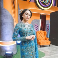 Memes Prameswari menebar pesona dengan kebaya biru. (Foto: Instagram/@memes_prameswari)