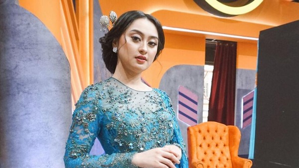 10 Potret Pesinden Memes Prameswari Pakai Kebaya, Ayu Tenan!