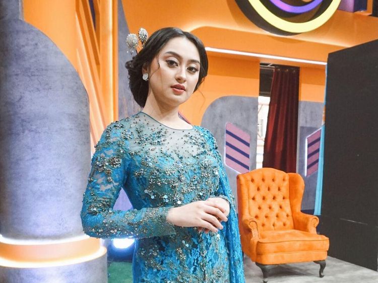10 Potret Pesinden Memes Prameswari Pakai Kebaya, Ayu Tenan!