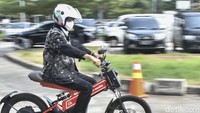 Menteri Perhubungan Budi Karya Sumadi berkeliling menggunakan motor listrik di Stasiun Bekasi Timur, Jawa Barat, Minggu (18/4/2021).