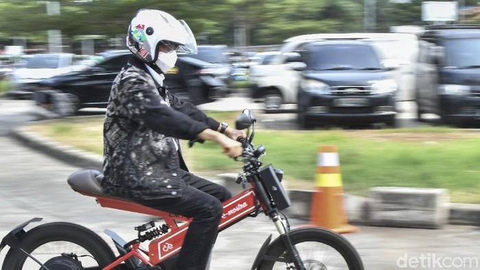 Menteri Perhubungan Budi Karya Sumadi (kiri) meninjau mobil listrik di Stasiun Bekasi Timur, Jawa Barat, Minggu (18/4/2021). Kementerian Perhubungan mensosialisasikan kendaraan ramah lingkungan untuk menekan emisi gas buang dan konversi motor listrik berbasis baterai buatan UMKM dalam negeri. ANTARA FOTO/ Fakhri Hermansyah/rwa.