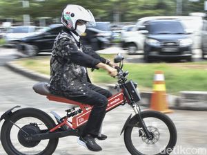 Aksi Menhub Jajal Motor Listrik di Bekasi