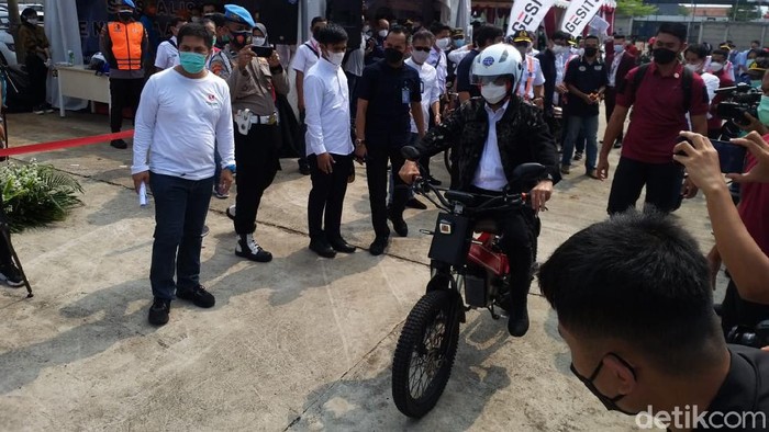 Menteri Perhubungan Budi Karya Sumadi Jajal Sepeda Listrik