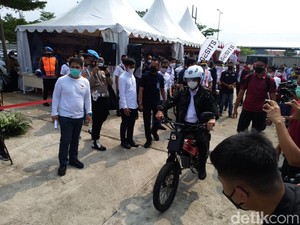 Naik KRL Menhub Langsung Jajal Sepeda Listrik Buatan Lokal