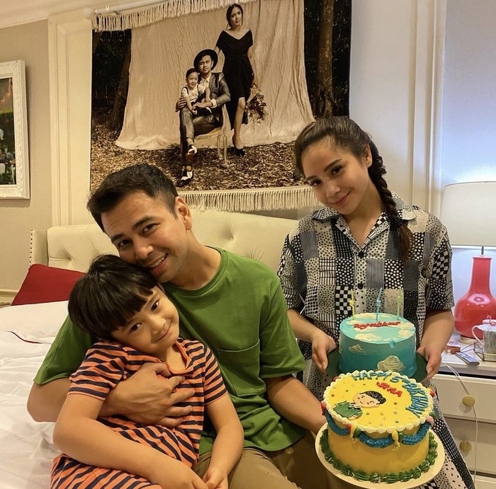 Momen Manis Raffi Ahmad dan Nagita Slavina Saat Makan Bareng Rafathar Momen Manis Raffi Ahmad dan Nagita Slavina Saat Makan Bareng Rafathar
