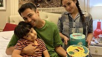 Rayakan ulang tahun Rafathar, Raffi dan Nagita kompak memberikan birthday cake khas Korea dengan gambar kartun Rafathar yang imut. Foto: Instagram @raffinagita1717