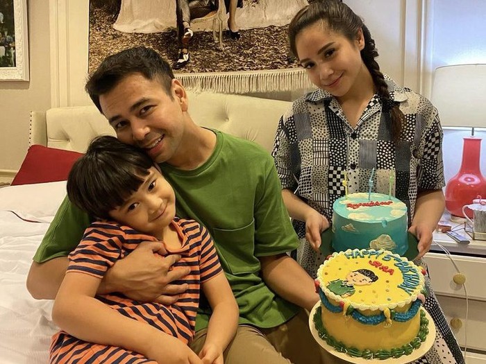 Momen Manis Raffi Ahmad dan Nagita Slavina Saat Makan Bareng Rafathar