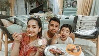 Makan es krim bareng di rumah, jadi salah satu cara Raffi dan Nagita menghabiskan waktu bersama putra kesayangan mereka. Foto: Instagram @raffinagita1717