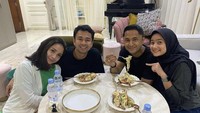 Sering menyambut teman selebriti lainnya, Nagita juga jago masak. Seperti hidangan mie lobster yang disajikannyan untuk Hengky Kurniawan dan istri. Foto: Instagram @raffinagita1717