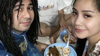 Pakai wig rambut palsu, Raffi abadikan momen makan bareng Nagita dan Rafathar dengan nasi, ayam goreng dan masakan rumahan lainnya. Foto: Instagram @raffinagita1717