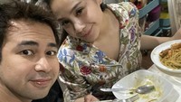 Cukup pintar masak, Nagita memang ahlinya membuat hidangan pasta. Meski menurut Raffi sudah lewat dari jam makannya, tapi masakan sang istri tetap yang paling enak. Foto: Instagram @raffinagita1717