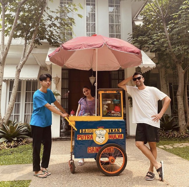 Terakhir ada arti sekaligus YouTuber Raffi Ahmad dan Dimas. Karena memiliki wajah bak kembaran Raffi Ahmad, nama Dimas pun menjadi viral dan terkenal hingga saat ini. Bahkan Dimas telah dianggap adik sendiri oleh Raffi. Foto: Instagram @raffinagita1717