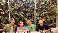 Bersama Gading Martin dan Sean Gelael, Raffi dan Nagita makan siang bareng dengan taco hingga ayam goreng renyah. Foto: Instagram @raffinagita1717