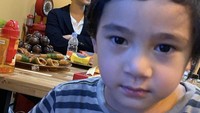 Terakhir ini pose lucu dan menggemaskan Rafathar, saat bintang K-pop, Choi Siwon datang ke rumahnya untuk makan malam.  Foto: Instagram @raffinagita1717