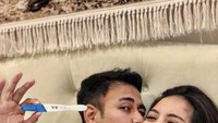 Setelah menanti cukup lama, akhirnya Rafathar sebentar lagi akan menjadi seorang kakak. Kebahagiaan ini dibagikan oleh Raffi dan Nagita lewat Instagram mereka.  Foto: Instagram @raffinagita1717