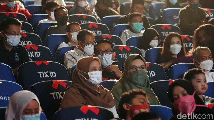 Bioskop di Kota Bandung, kembali dibuka dengan protokol kesehatan ketat. Pada Minggu (18/4/2021), Kang Emil bahkan menonton film di CGV Paris Van Java, Kota Bandung.