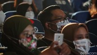 Kang Emil, sangat menikmati jalan cerita film berdurasi 90 menit itu. Raut bahagia terpancar dari wajah Kang Emil, meski tidak didampingi sang istri Atalia Praratya yang saat ini sedang melakukan isolasi setelah dinyatakan positif COVID-19.