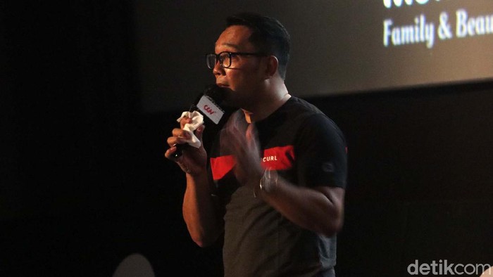 Bioskop di Kota Bandung, kembali dibuka dengan protokol kesehatan ketat. Pada Minggu (18/4/2021), Kang Emil bahkan menonton film di CGV Paris Van Java, Kota Bandung.