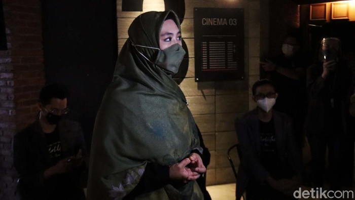 Momen Ridwan Kamil Nonton di Bioskop Bioskop di Kota Bandung, kembali dibuka dengan protokol kesehatan ketat. Pada Minggu (18/4/2021), Kang Emil bahkan menonton film di CGV Paris Van Java, Kota Bandung.