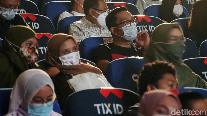 Bioskop di Kota Bandung, kembali dibuka dengan protokol kesehatan ketat. Pada Minggu (18/4/2021), Kang Emil bahkan menonton film di CGV Paris Van Java, Kota Bandung.