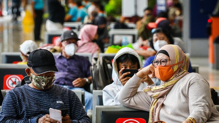 MUDIK LEBIH AWAL DI STASIUN PASAR SENEN Penumpang bersiap menaiki kereta di Stasiun Pasar Senen, Jakarta, Minggu (18/4/2021). Adanya larangan pemerintah untuk mudik pada tanggal 6 hingga 17 Mei mendatang, membuat sebagian warga memilih mudik lebih awal dan dalam satu pekan terakhir jumlah penumpang di stasiun tersebut berkisar antara 1.000-2.500 penumpang per hari. ANTARA FOTO/Rivan Awal Lingga/aww.