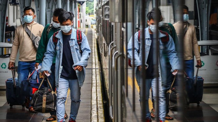 Penumpang bersiap menaiki kereta di Stasiun Pasar Senen, Jakarta, Minggu (18/4/2021). Adanya larangan pemerintah untuk mudik pada tanggal 6 hingga 17 Mei mendatang, membuat sebagian warga memilih mudik lebih awal dan dalam satu pekan terakhir jumlah penumpang di stasiun tersebut berkisar antara 1.000-2.500 penumpang per hari. ANTARA FOTO/Rivan Awal Lingga/aww.