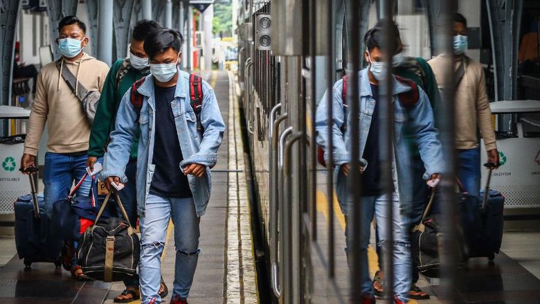 MUDIK LEBIH AWAL DI STASIUN PASAR SENEN Penumpang bersiap menaiki kereta di Stasiun Pasar Senen, Jakarta, Minggu (18/4/2021). Adanya larangan pemerintah untuk mudik pada tanggal 6 hingga 17 Mei mendatang, membuat sebagian warga memilih mudik lebih awal dan dalam satu pekan terakhir jumlah penumpang di stasiun tersebut berkisar antara 1.000-2.500 penumpang per hari. ANTARA FOTO/Rivan Awal Lingga/aww.