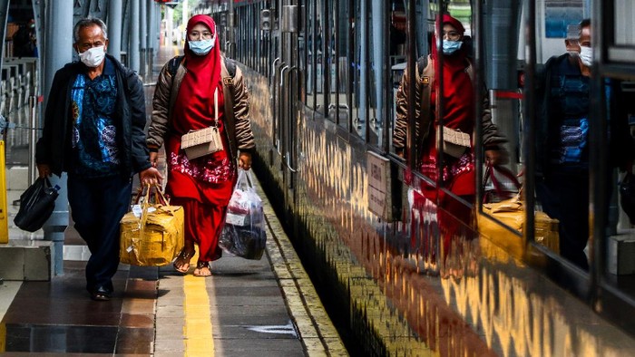 MUDIK LEBIH AWAL DI STASIUN PASAR SENEN Penumpang bersiap menaiki kereta di Stasiun Pasar Senen, Jakarta, Minggu (18/4/2021). Adanya larangan pemerintah untuk mudik pada tanggal 6 hingga 17 Mei mendatang, membuat sebagian warga memilih mudik lebih awal dan dalam satu pekan terakhir jumlah penumpang di stasiun tersebut berkisar antara 1.000-2.500 penumpang per hari. ANTARA FOTO/Rivan Awal Lingga/aww.