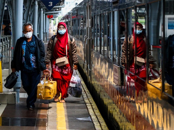 Penumpang bersiap menaiki kereta di Stasiun Pasar Senen, Jakarta, Minggu (18/4/2021). Adanya larangan pemerintah untuk mudik pada tanggal 6 hingga 17 Mei mendatang, membuat sebagian warga memilih mudik lebih awal dan dalam satu pekan terakhir jumlah penumpang di stasiun tersebut berkisar antara 1.000-2.500 penumpang per hari. ANTARA FOTO/Rivan Awal Lingga/aww.