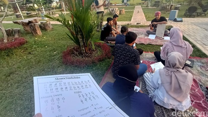 Ngabuburit di Karawang bisa sambil belajar aksara Sunda kuno