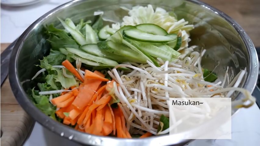 Orang Korea Bikin Asinan Sayur dan Ketagihan Rasa Enaknya.