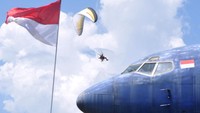 Pegiat olahraga dirgantara terbang dengan paramotor saat kegiatan Pameran Dirgantara di kawasan Keramas, Gianyar, Bali, Minggu (18/4/2021).