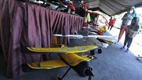 Pengunjung mengamati pesawat aeromodelling yang dipajang saat kegiatan Pameran Dirgantara di kawasan Keramas, Gianyar, Bali, Minggu (18/4/2021).
