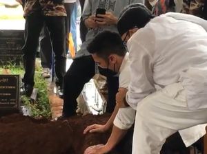 Suasana Pemakaman Adiguna Sutowo di TPU Tanah Kusir