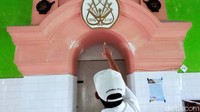 Masjid ini konon merupakan hadiah dari Keraton Kasunanan Surakarta untuk seseorang bernama Ki Karsodimejo. Ki Karsodimejo juga disebut pernah mengobati keluarga PB X.