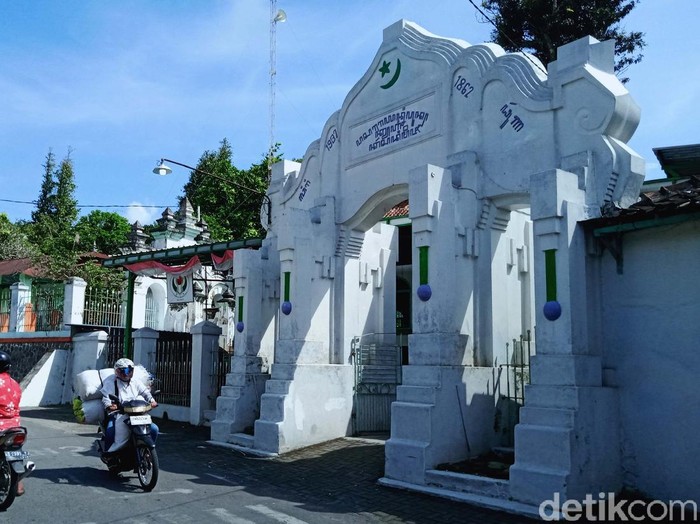 Masjid Muslimin Giri Purno di Desa Pakahan, Kecamatan Jogonalan, Klaten memiliki tampilan khas. Masjid ini memiliki gerbang menyerupai gerbang Masjid Agung Keraton Surakarta.