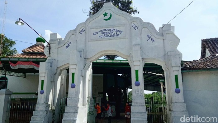Potret Masjid Kuno di Klaten Hadiah untuk Tabib Kerajaan Masjid Muslimin Giri Purno di Desa Pakahan, Kecamatan Jogonalan, Klaten memiliki tampilan khas. Masjid ini memiliki gerbang menyerupai gerbang Masjid Agung Keraton Surakarta.