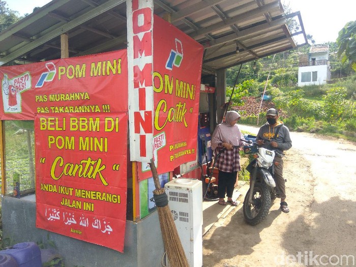 Pria di Lembang menyisihkan hasil pom mini untuk penerangan jalan