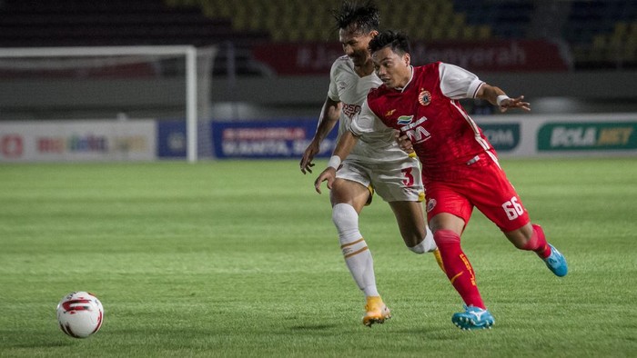 Pemain Persija Jakarta Alfath Faathier (kanan) berusaha melewati hadangan pemain PSM Makassar Zulkifli Syukur (kiri) pada Semifinal Leg ke-2 Piala Menpora di Stadion Manahan, Solo, Jawa Tengah, Minggu (18/4/2021). ANTARA FOTO/Mohammad Ayudha/rwa.
