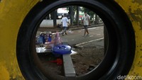 Nampak pula beberapa orang yang tengah menjajakan dagangannya.